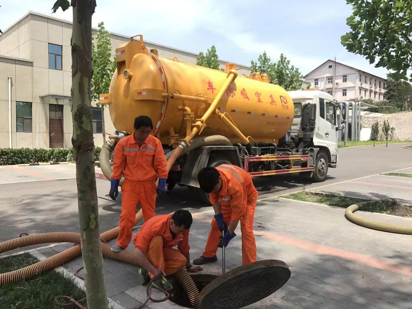 保山管道疏通车停在窨井附近